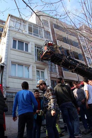 Şişlide yangında mahsur kalan turisti itfaiye kurtardı