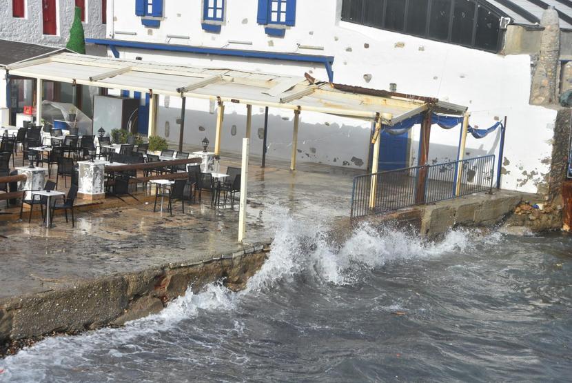 Bodrumda feribot seferlerine fırtına engeli