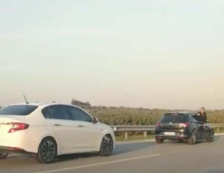 Trafikte sürücülerin tehlikeyi hiçe sayan kavgası kamerada