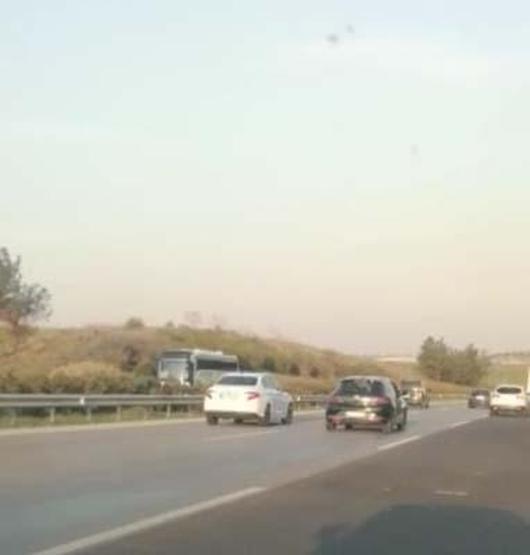 Trafikte sürücülerin tehlikeyi hiçe sayan kavgası kamerada