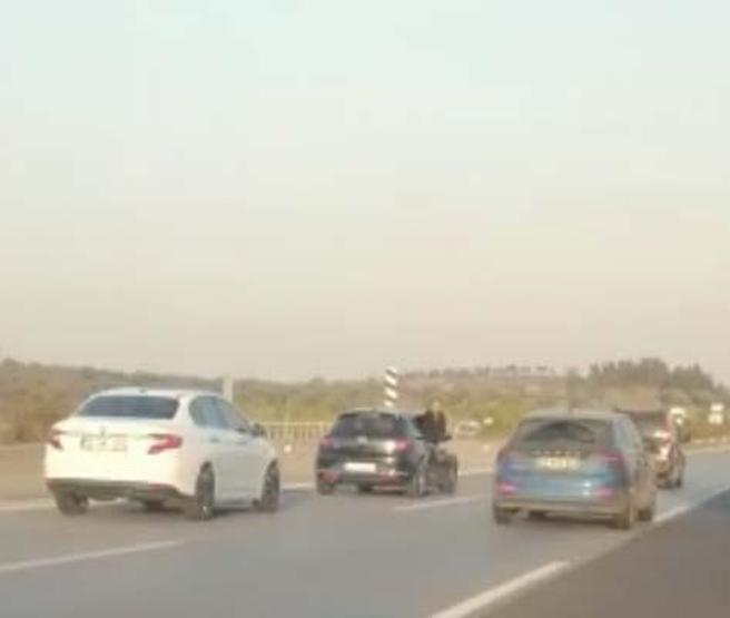 Trafikte sürücülerin tehlikeyi hiçe sayan kavgası kamerada