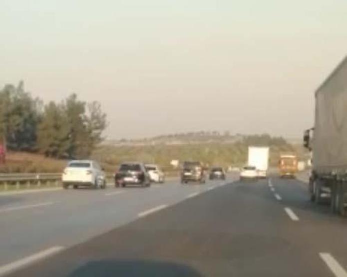 Trafikte sürücülerin tehlikeyi hiçe sayan kavgası kamerada