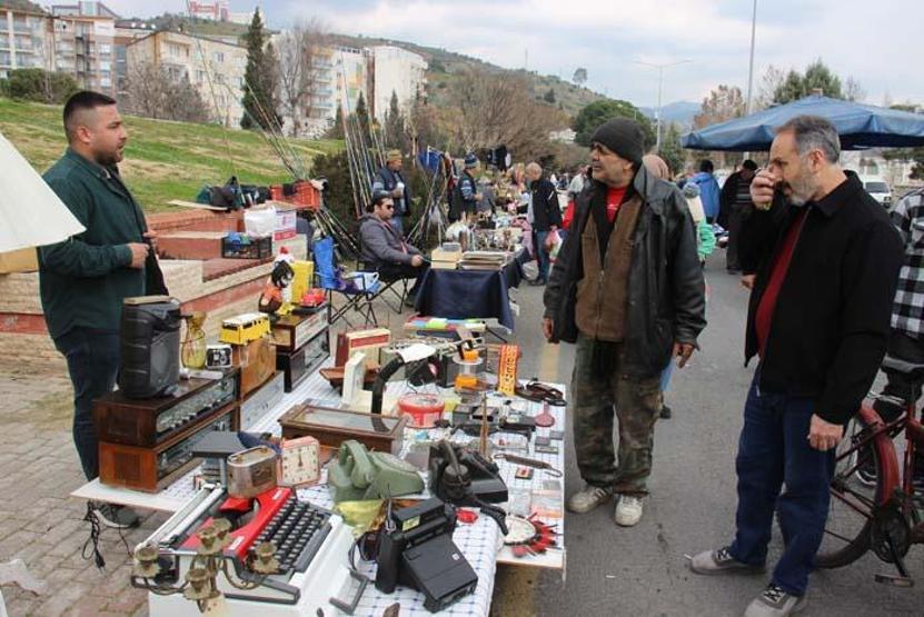 Bu pazara gelen insanlar geçmişe yolculuk yapıyor