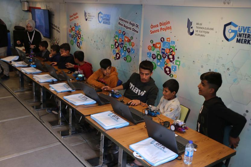 Depremzede çocuklara Robotik Kodlama eğitimi