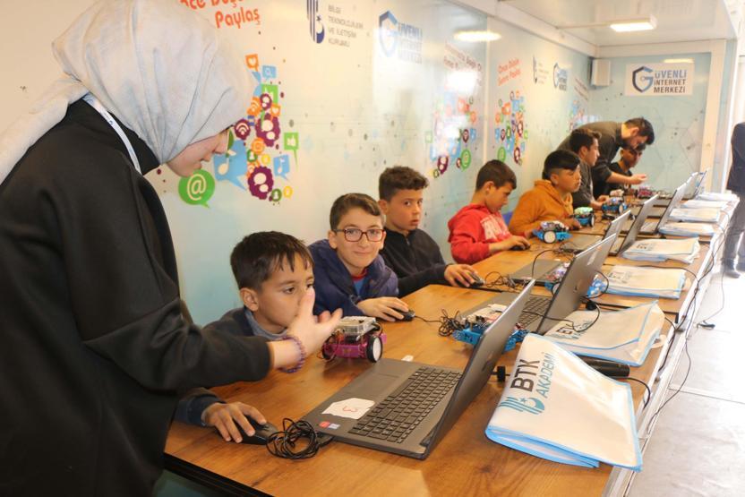 Depremzede çocuklara Robotik Kodlama eğitimi