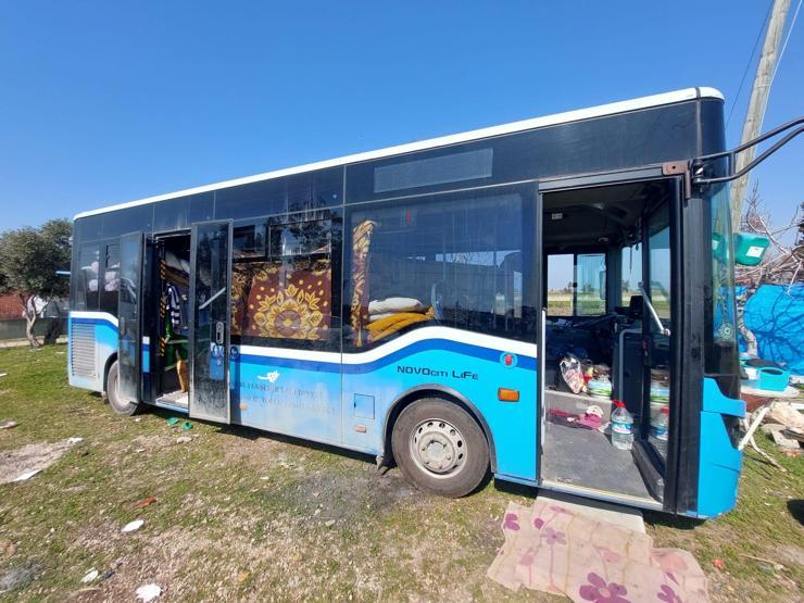 Şoförlük yaptığı otobüs, depremden sonra evi oldu