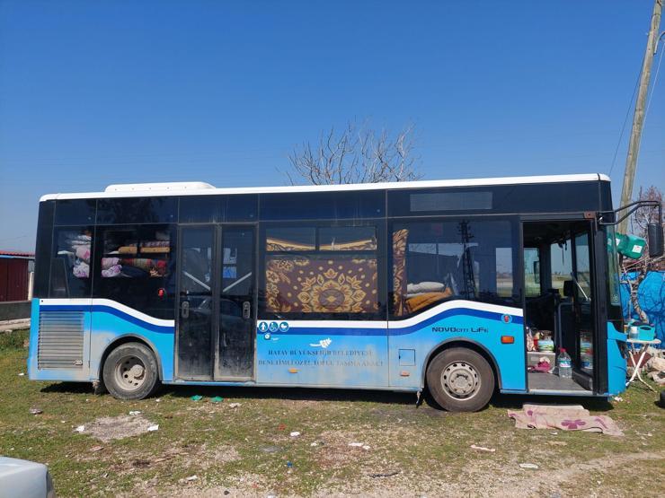 Şoförlük yaptığı otobüs, depremden sonra evi oldu