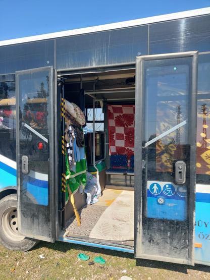 Şoförlük yaptığı otobüs, depremden sonra evi oldu