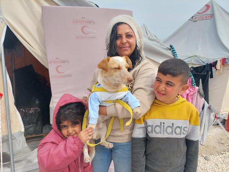 Deprem sırasında köpeği uyandırdı, çocuklarıyla ağır hasarlı evinden çıktı