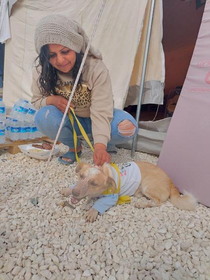 Deprem sırasında köpeği uyandırdı, çocuklarıyla ağır hasarlı evinden çıktı