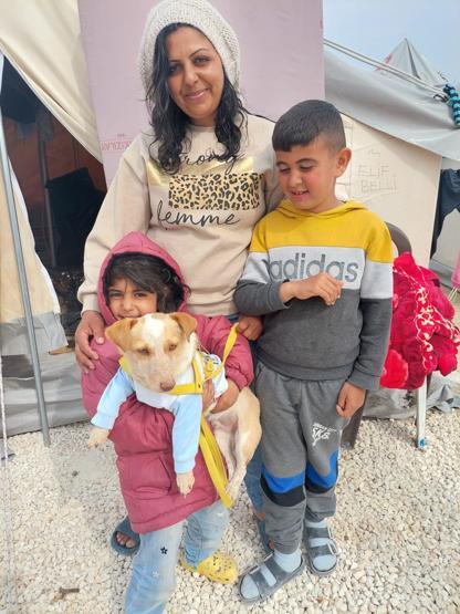 Deprem sırasında köpeği uyandırdı, çocuklarıyla ağır hasarlı evinden çıktı