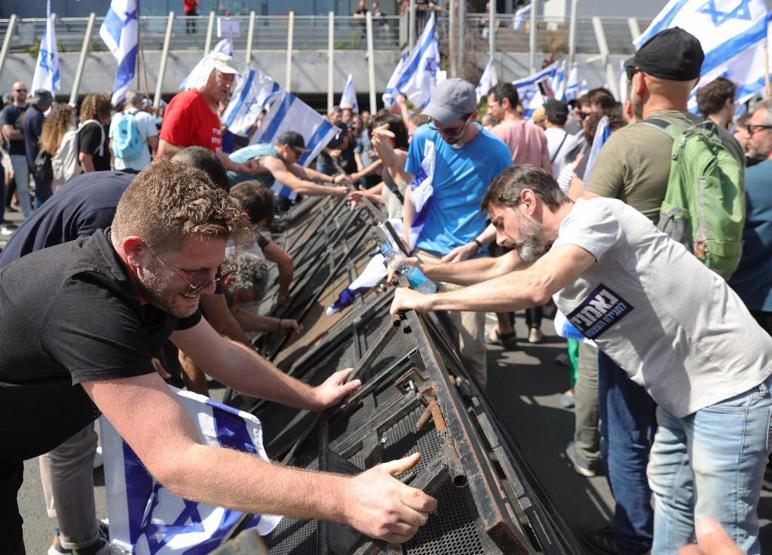 Tel Aviv sokaklarında protesto: Netanyahunun eşi kuaförde mahsur kaldı