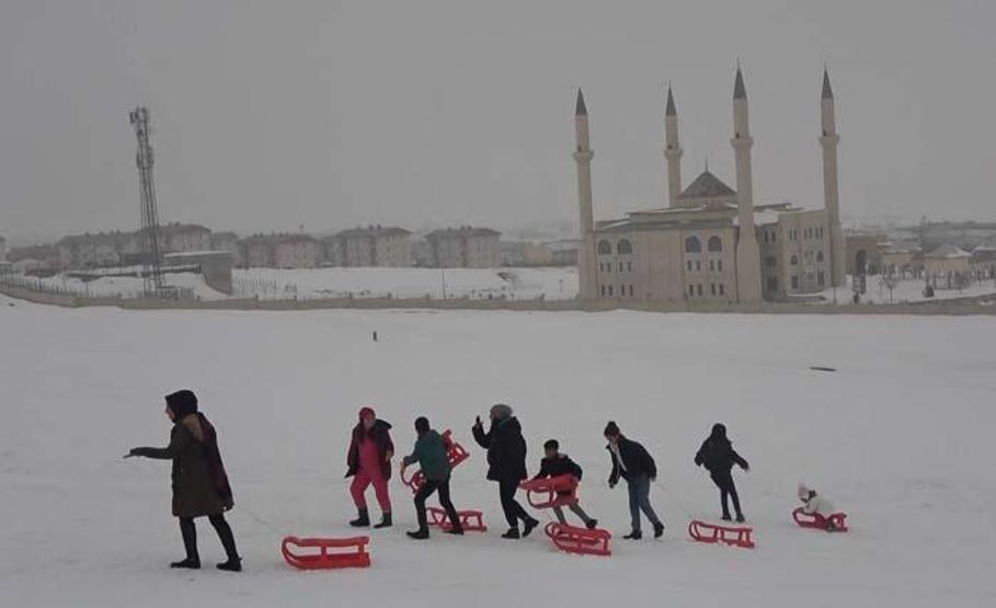 Depremden etkilenen çocuklar kızaklarla kayarak eğlendi
