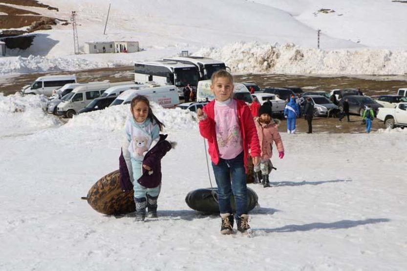 Hakkaride depremzede çocuklar kayak yaptı
