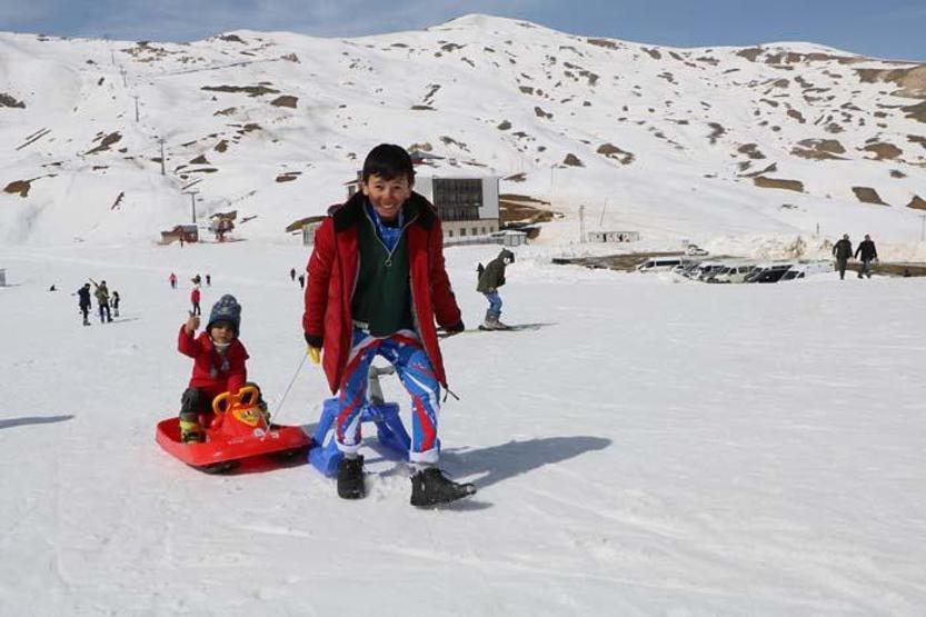Hakkaride depremzede çocuklar kayak yaptı