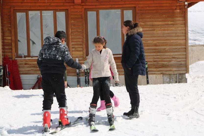 Hakkaride depremzede çocuklar kayak yaptı
