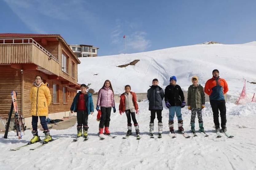 Hakkaride depremzede çocuklar kayak yaptı