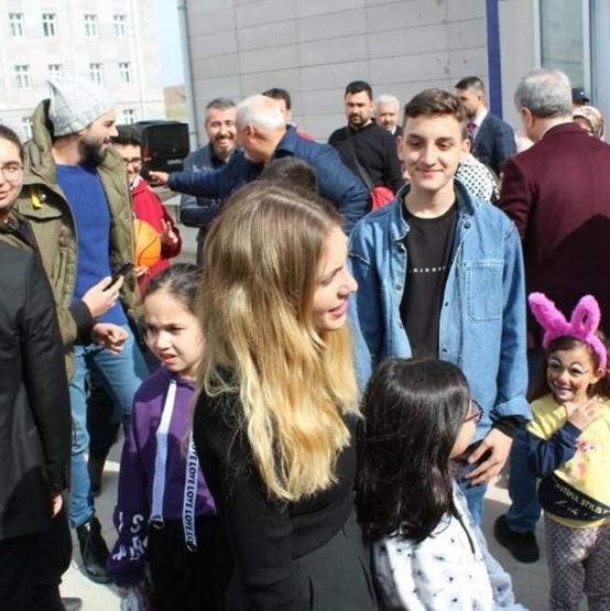 Eda Ece, Anıtkabirde gözyaşlarına boğuldu