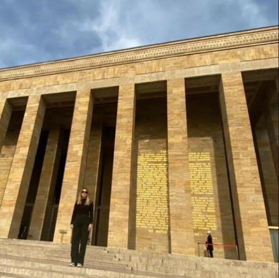 Eda Ece, Anıtkabirde gözyaşlarına boğuldu
