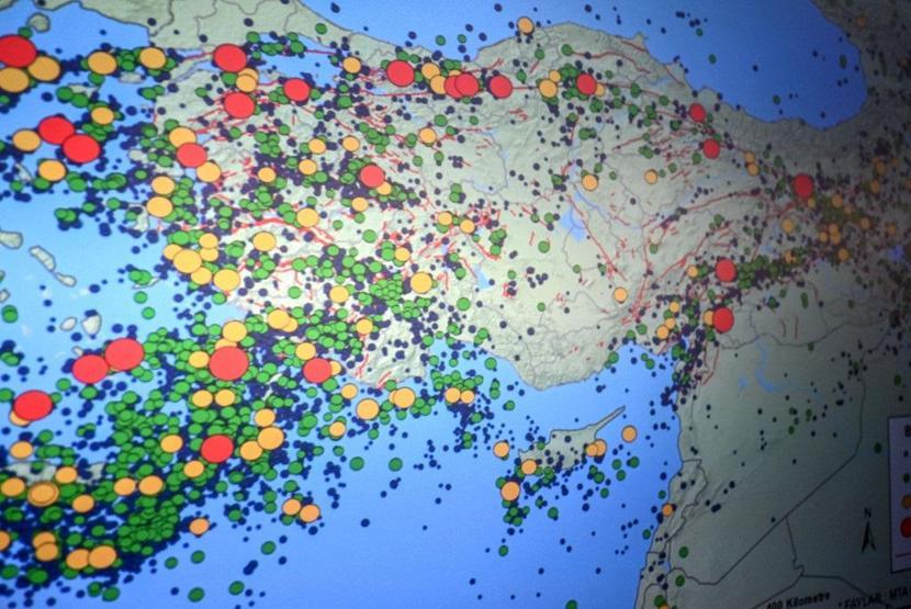 Deprem fırtınası Yeni fay hatları mı oluştu Uzman isim diyor ki...