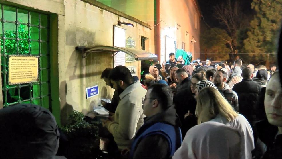 Araçlar uzun kuyruklar oluşturdu Kandil yoğunluğu: İstanbullular akın etti