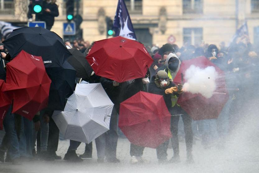 Fransada grev dalgası: Emeklilik reformuna karşı protestolar başladı, toplu taşıma felce uğradı