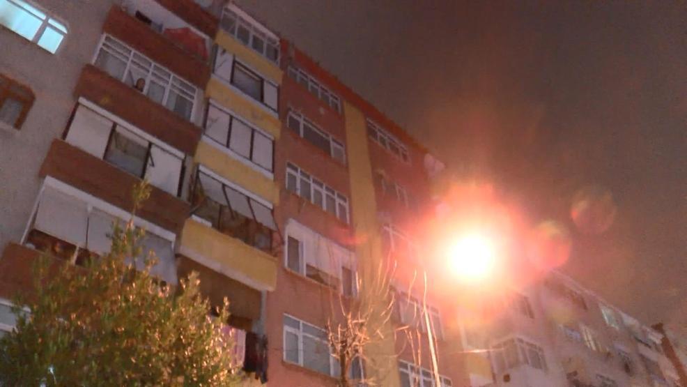 Bahçelievlerde korkutan anlar Kaldırım çöktü, bina boşaltıldı