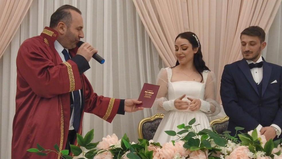 Hatay’da enkazdan kurtarılan nişanlı çifte Yalovada buruk nikah