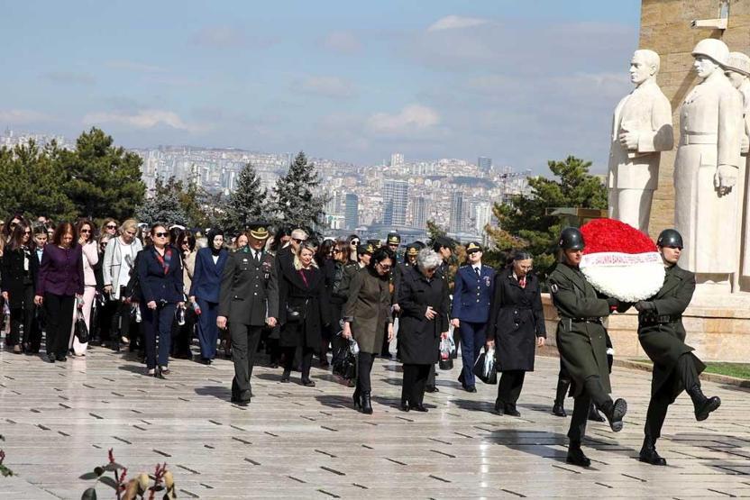 Bakan Akarın eşi Şule Akardan Anıtkabir ziyareti