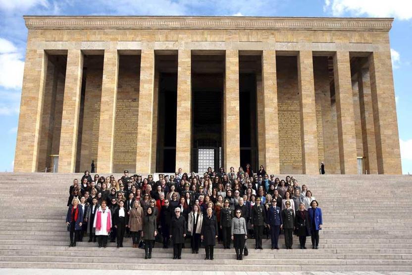 Bakan Akarın eşi Şule Akardan Anıtkabir ziyareti