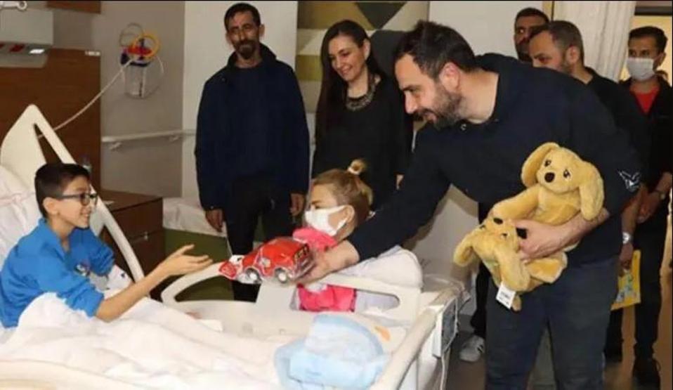 Yasak Elma oyuncuları depremzede çocuklarını unutmadı