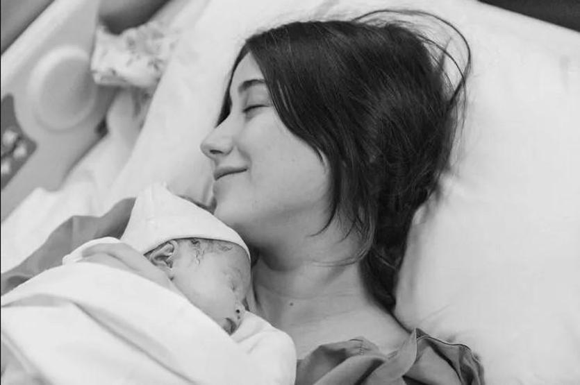 Hazal Kaya bebeğiyle ilk karesini paylaştı