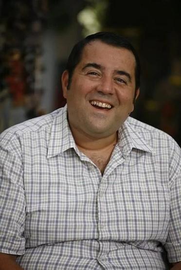 Ata Demirer, adeta iğne ipliğe döndü