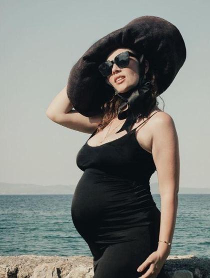 Demet Evgar kızı Mavi ile ilk kez görüntülendi Annesinin kopyası
