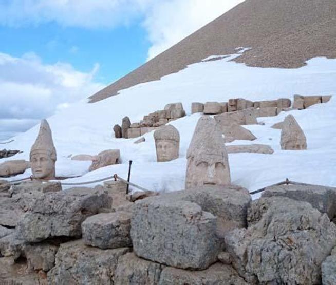 Depremden en çok etkilenen illerden biri Adıyamandı: Nemrut Dağındaki heykeller depremde zarar görmedi