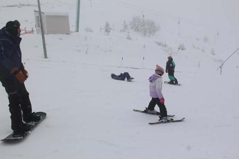 Kartalkayada tatilciler kar yağışı eşliğinde kayak yaptı