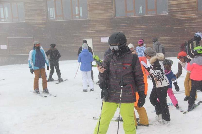 Kartalkayada tatilciler kar yağışı eşliğinde kayak yaptı