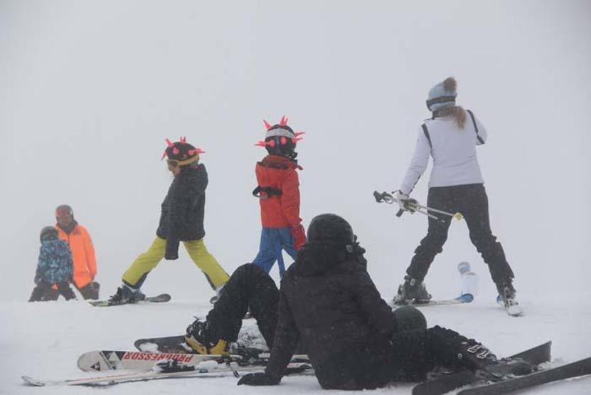 Kartalkayada tatilciler kar yağışı eşliğinde kayak yaptı