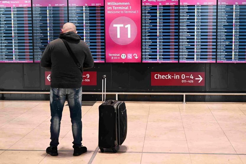 Almanyada grev nedeniyle uçuş iptalleri