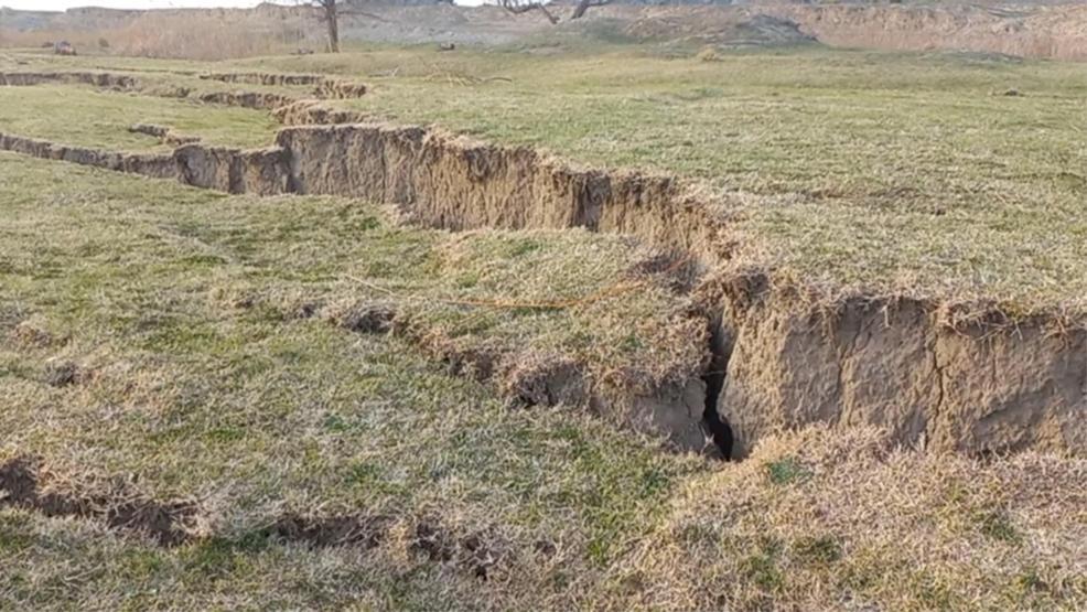 Ceyhan Nehri kıyısında deprem sonrası oluşan büyük yarıklar görüntülendi