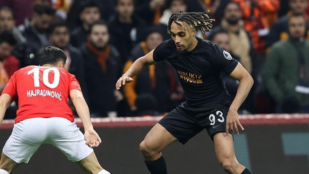 19 yıl sonra şampiyon olup Galatasaraydan Sacha Boeyi alacaklar