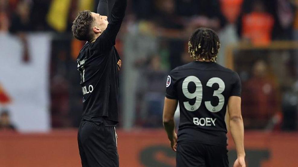 19 yıl sonra şampiyon olup Galatasaraydan Sacha Boeyi alacaklar