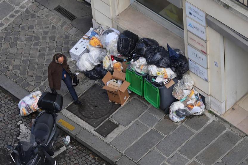 Pariste sokaklar çöp yığınlarıyla doldu
