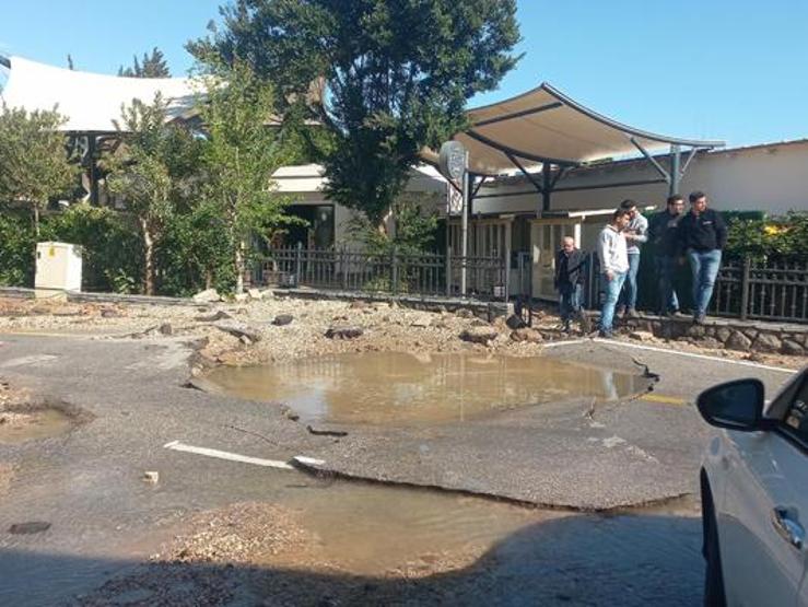 Bodrumda ana isale hattı patladı, cadde suyla doldu
