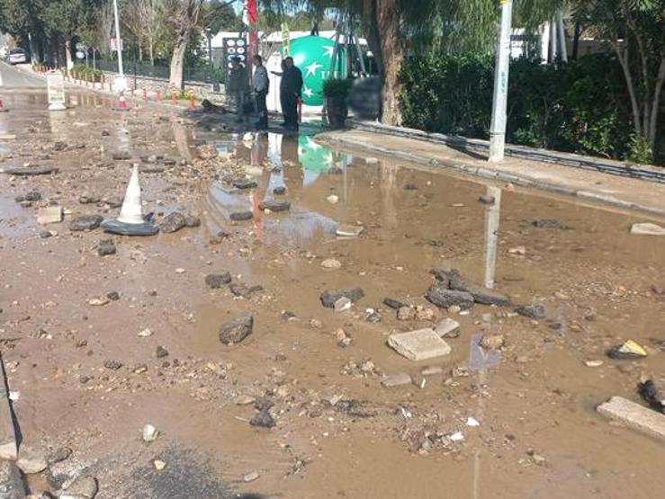 Bodrumda ana isale hattı patladı, cadde suyla doldu
