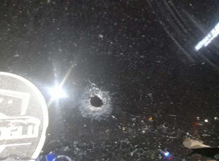 Ayrı yaşadığı eşinin hamile olduğunu öğrenince ortalığı birbirine kattı Polis önünü kesti, silah doğrulttu...
