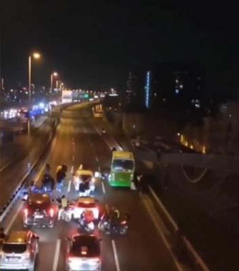 Ayrı yaşadığı eşinin hamile olduğunu öğrenince ortalığı birbirine kattı Polis önünü kesti, silah doğrulttu...