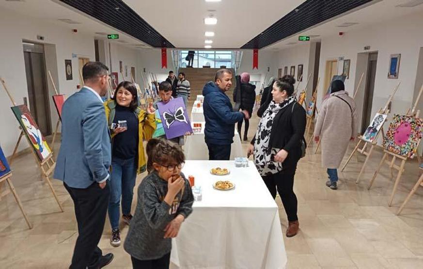 Down sendromlu Fidandan depremzedeler için resim sergisi
