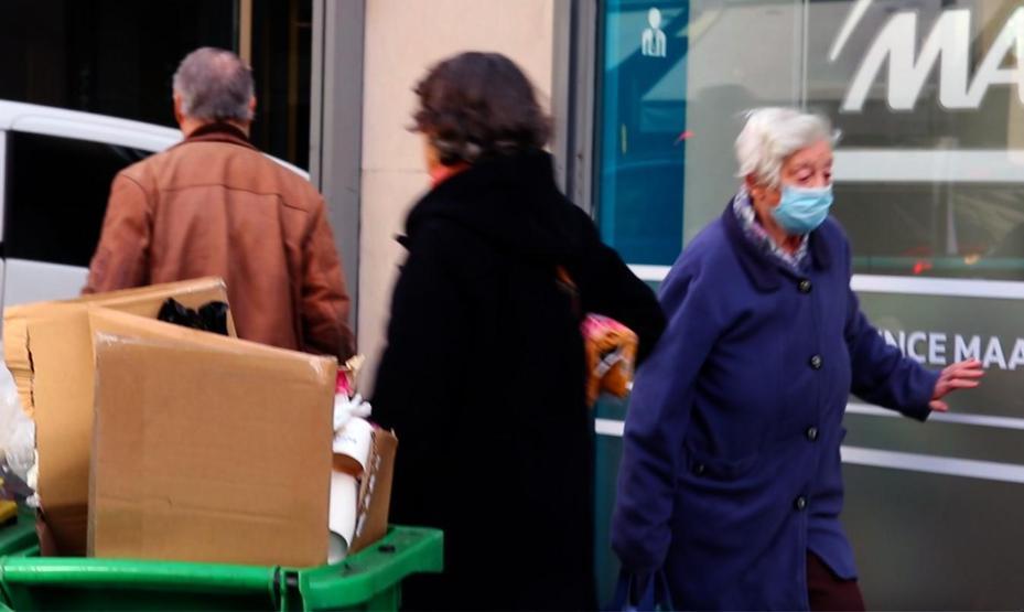 Fransada kaldırımlar çöple doldu, yayalar araç yollarını kullanmaya başladı