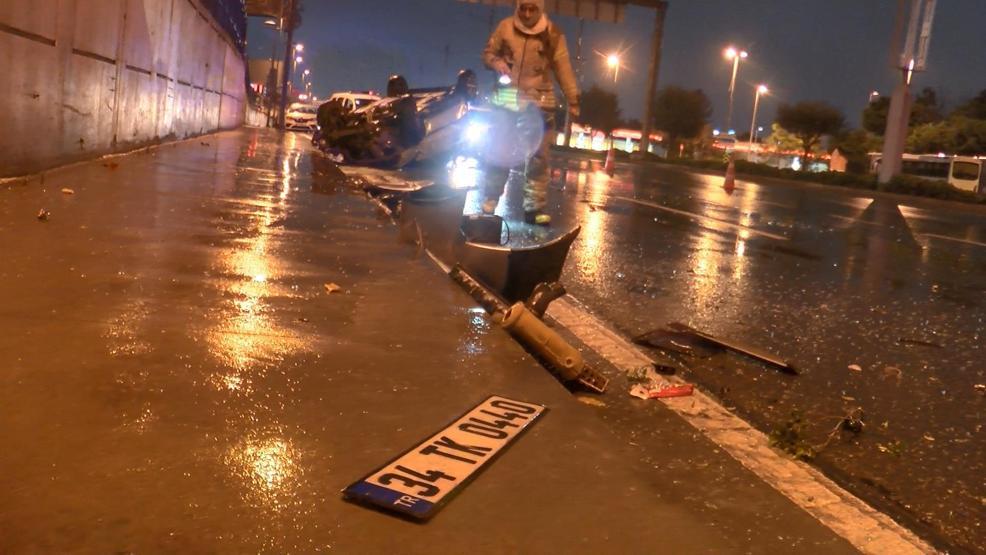 Bakırköyde feci kaza Refüje çarpıp takla attı